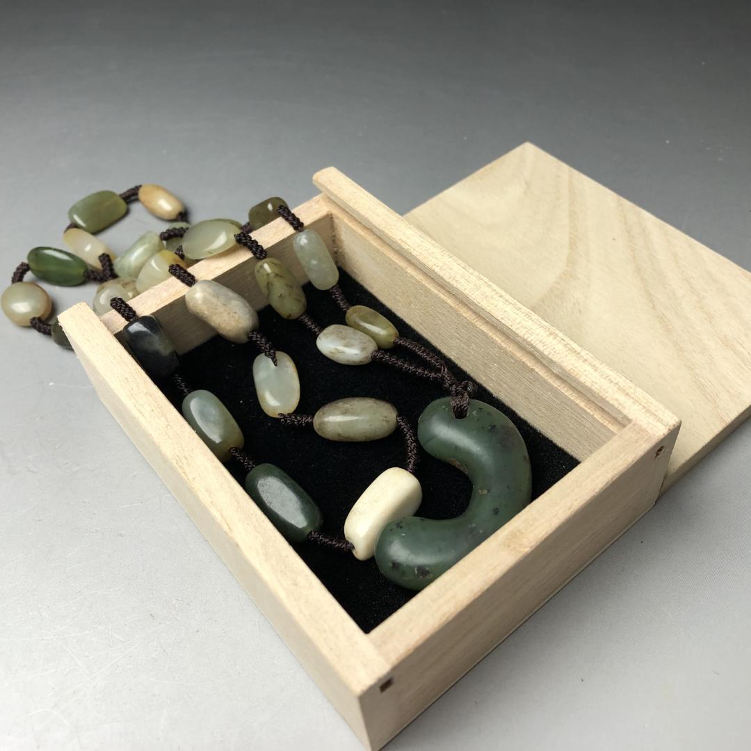 玉製・勾玉・土偶・石器 ペンダント　重さ約69ｇ　共箱