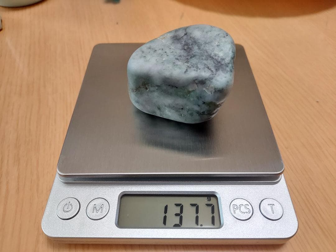 糸魚川　翡翠　ヒスイ　原石　137.7g