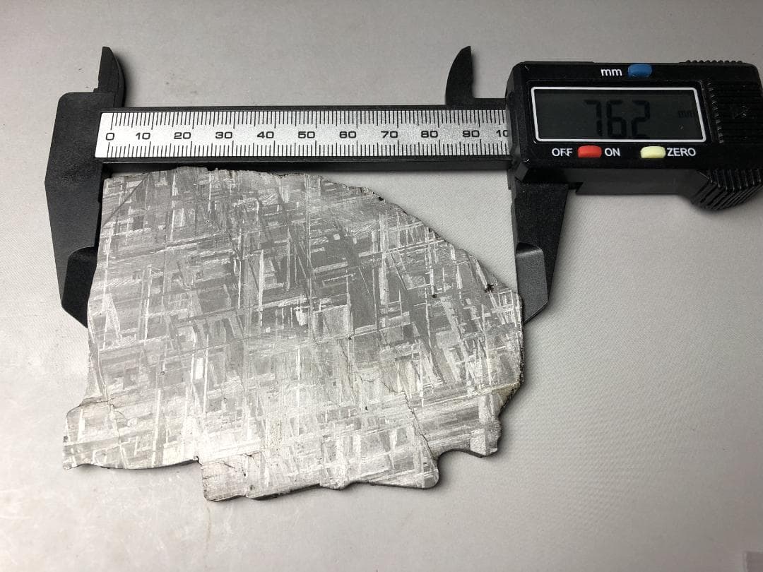 ク*ム様 ギベオン隕石 スライス 大型標本 鉄隕石 ウィドマンシュテッテン構造