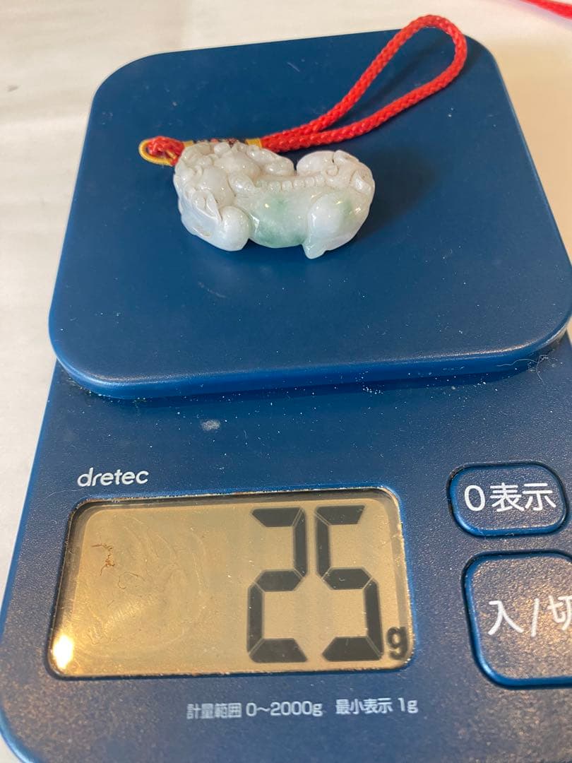 翡翠の動物彫刻ペンダント 赤いストラップ付き瑞兽彫刻1点25g TA1125