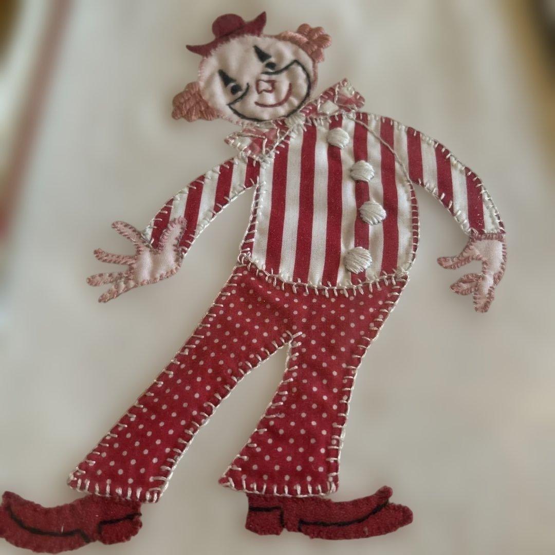 値下げ　アンティーク:ハンドメイド　クラウンの刺繍アート 3セット