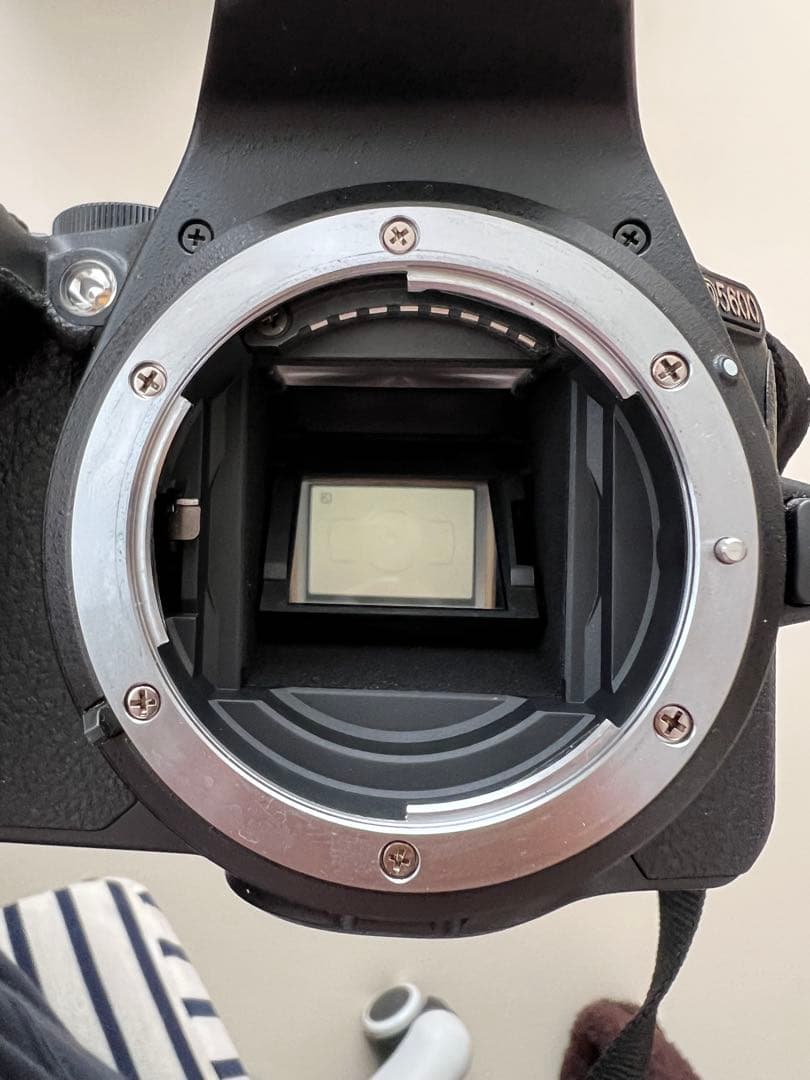 Nikon Ｄ5600 デジタル一眼レフカメラ 本体と純正バッテリー2個
