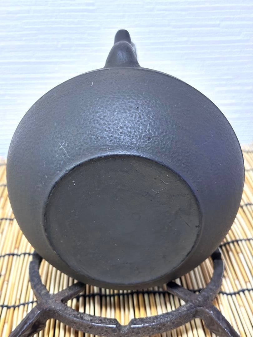 未使用、保管品　南部正晴堂　伊藤 宝斎作 糸目南部形１２型唐金蓋 飾摘　南部鉄瓶