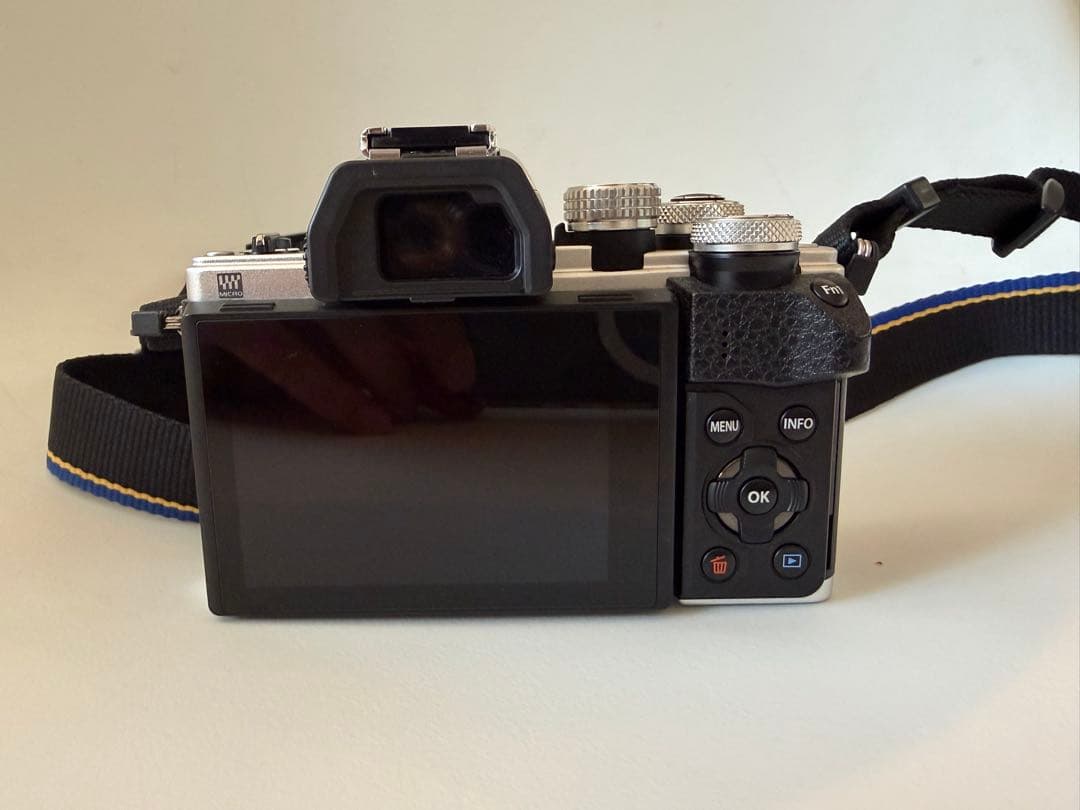 【美品・3637回】OM-D E-M10 Mark II ボディ