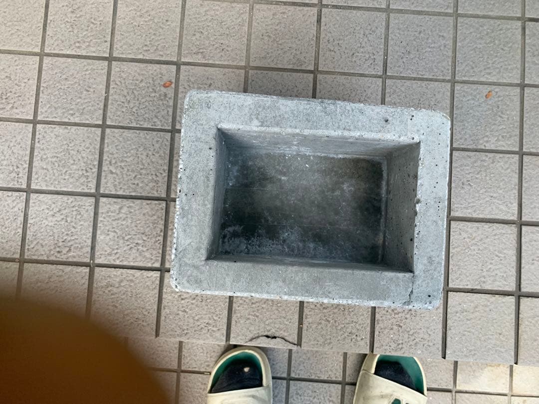 かわいいコンクリートと木の箱