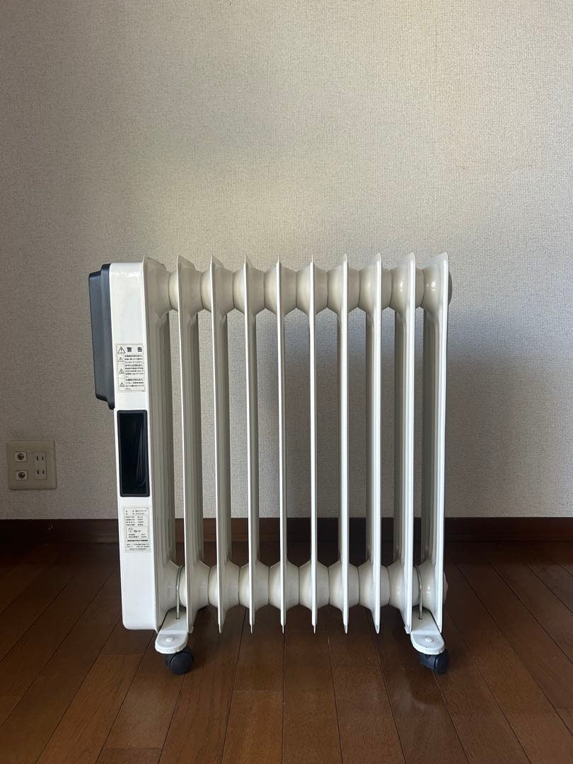 電気オイルヒーター ホワイト　縦型デザイン