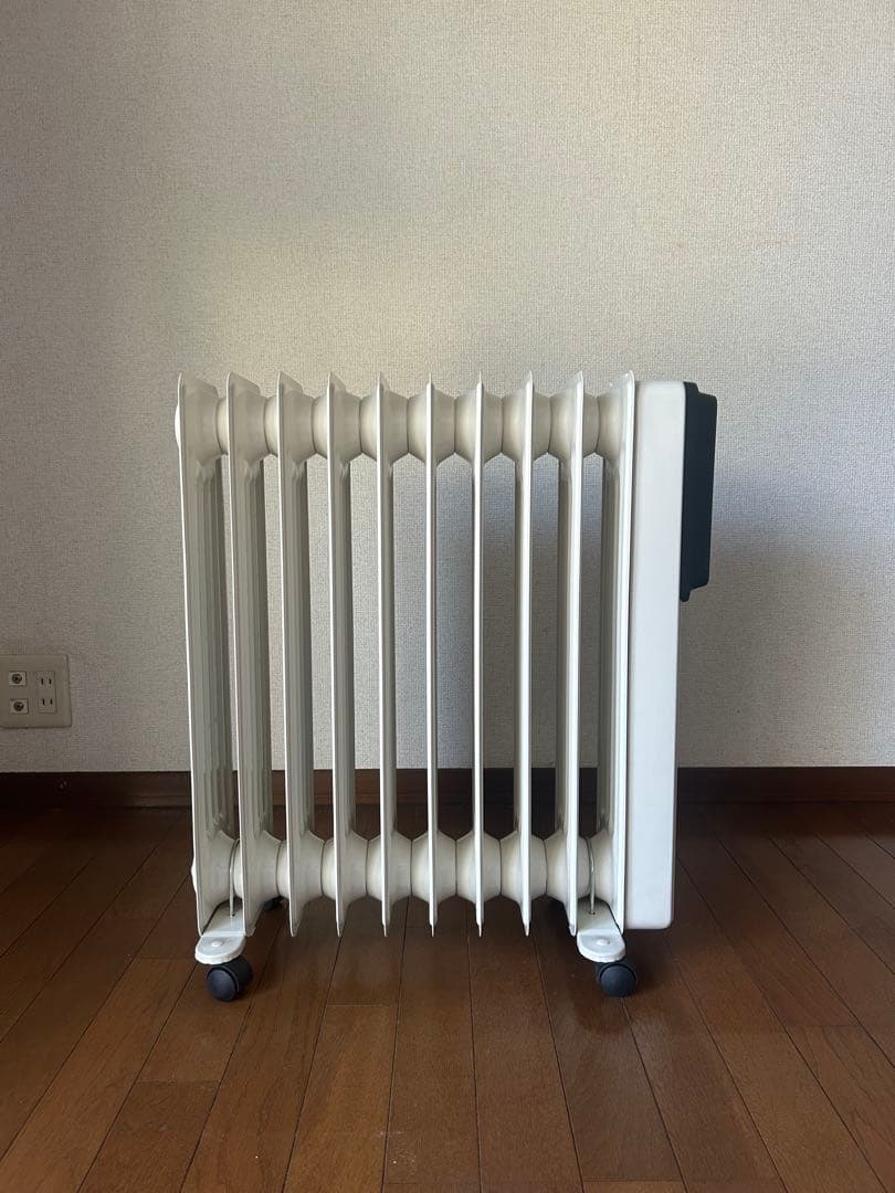 電気オイルヒーター ホワイト　縦型デザイン