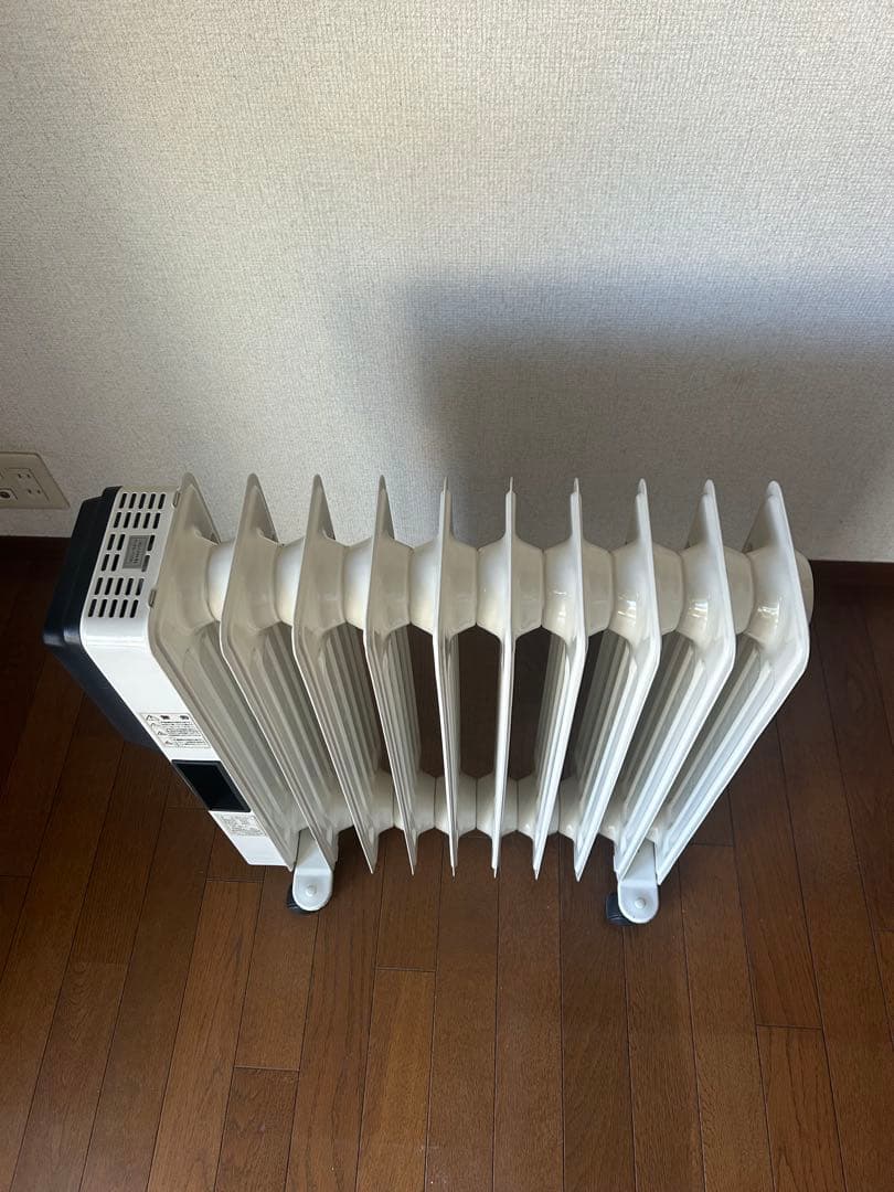 電気オイルヒーター ホワイト　縦型デザイン