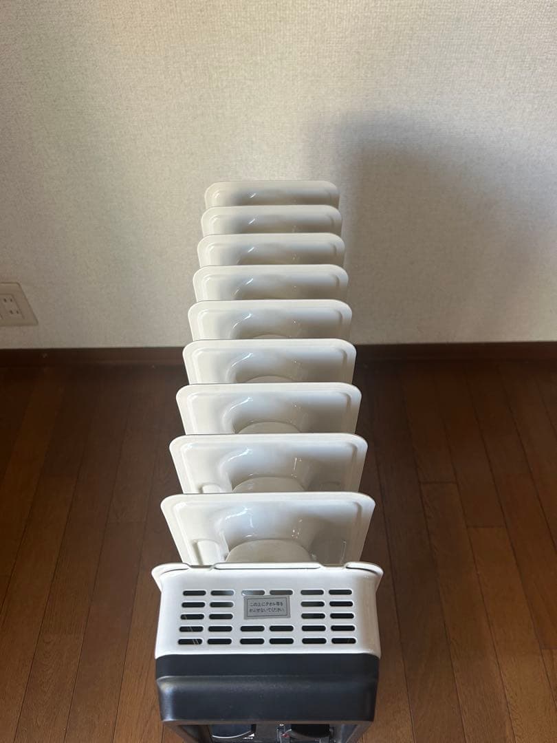 電気オイルヒーター ホワイト　縦型デザイン