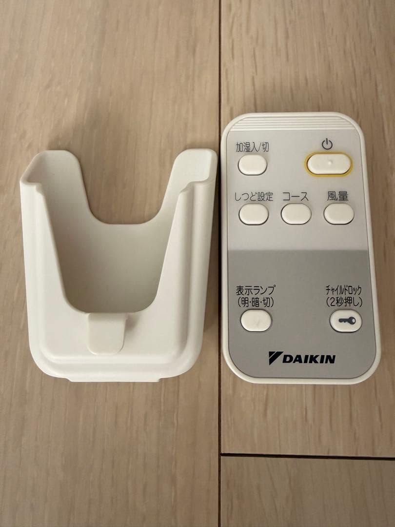 美品ダイキンホワイト 空気清浄除湿機 スリムタイプ