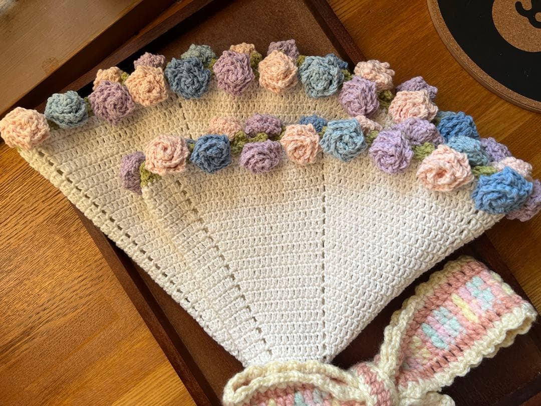 3色のバラの花束ブランケット　リボンつき