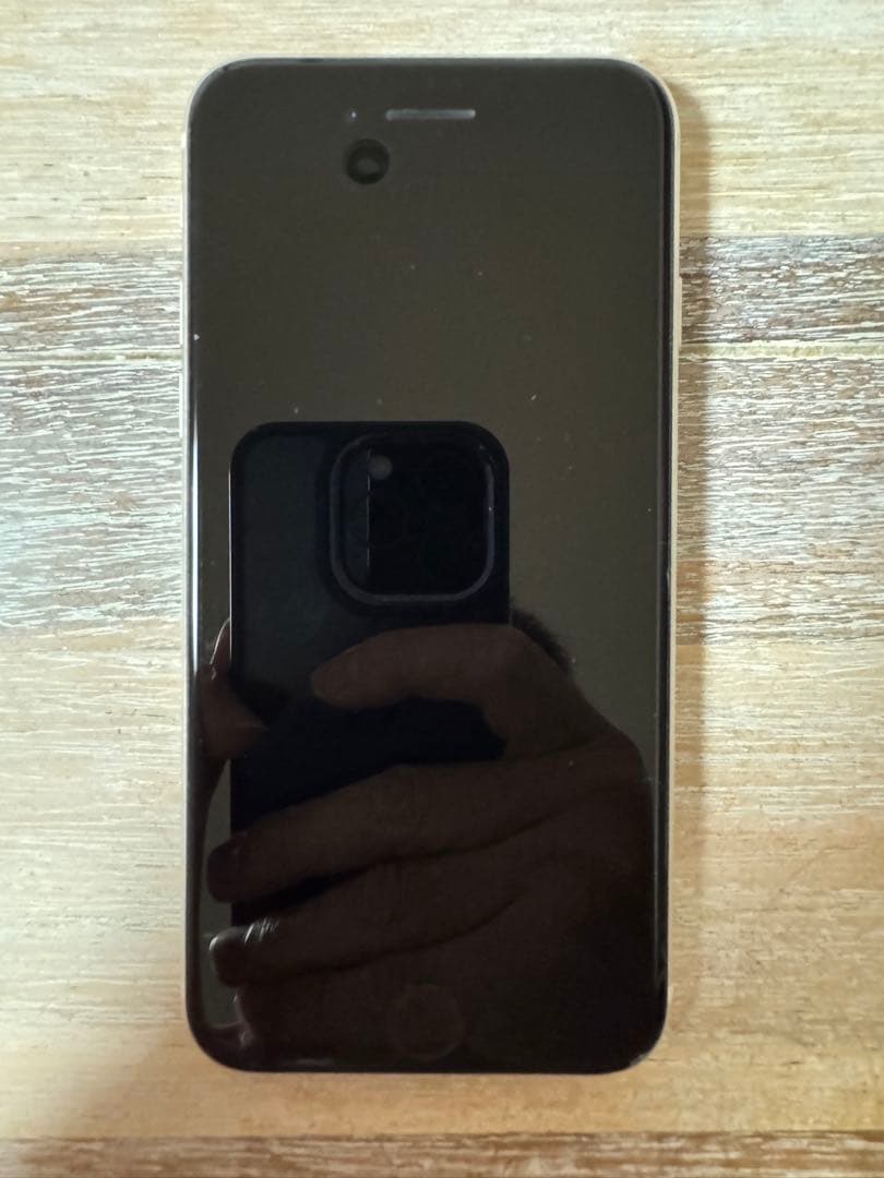 美品 iPhone SE3 SIMフリー 本体 64GB 第三世代 スターライト
