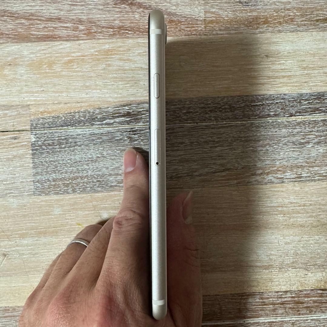 美品 iPhone SE3 SIMフリー 本体 64GB 第三世代 スターライト