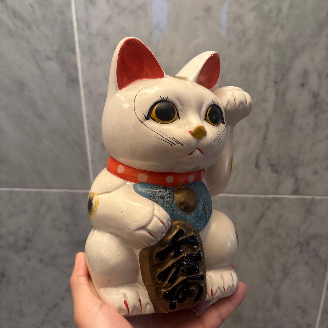 ヴィンテージまつ毛が色っぽく、おヒゲが長い魅力的な女子力高めの招き猫