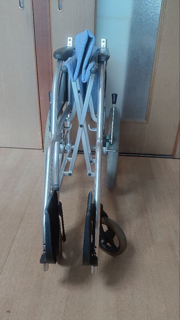 青色の折りたたみ介助用車椅子