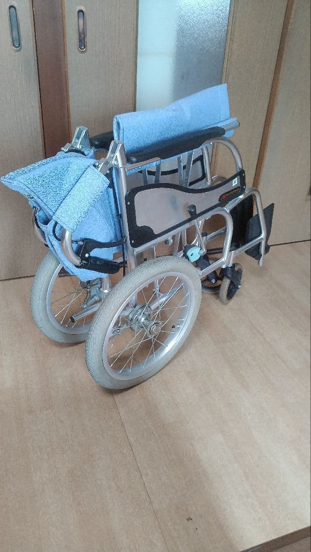 青色の折りたたみ介助用車椅子