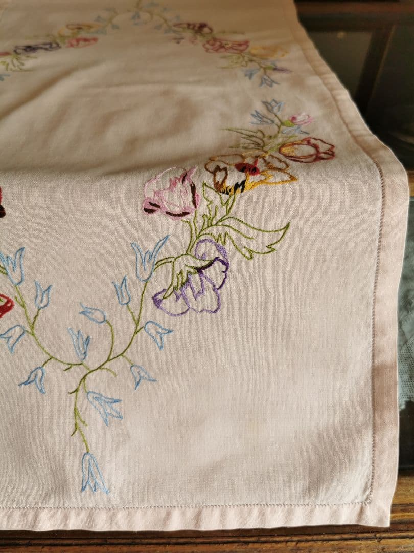 アンティーク フランス コーラルピンク 野の花の色糸刺繍 リネンクロスランナー