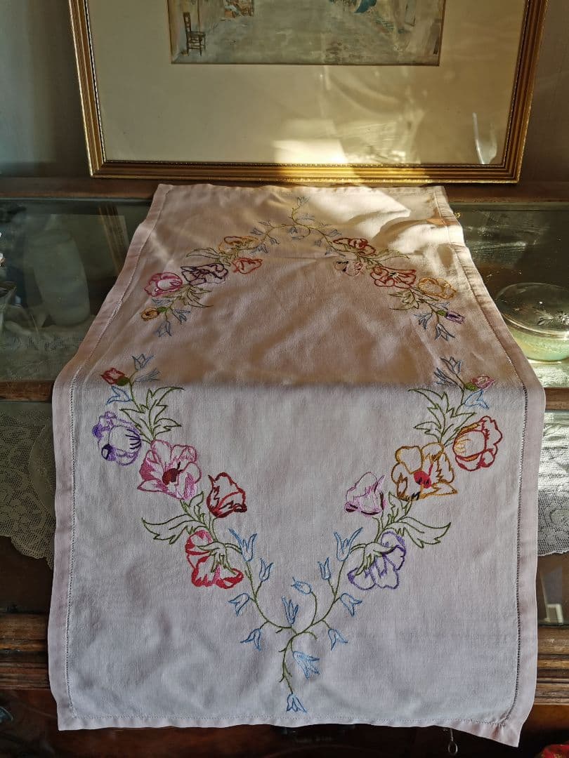 アンティーク フランス コーラルピンク 野の花の色糸刺繍 リネンクロスランナー