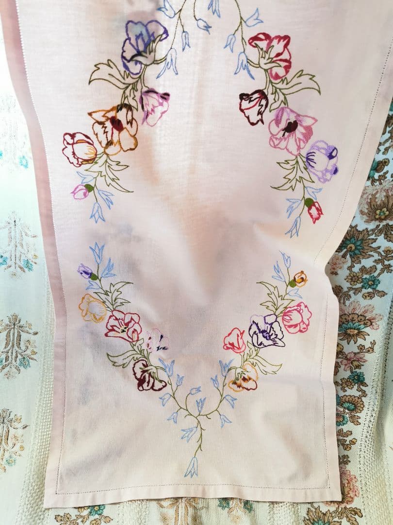 アンティーク フランス コーラルピンク 野の花の色糸刺繍 リネンクロスランナー
