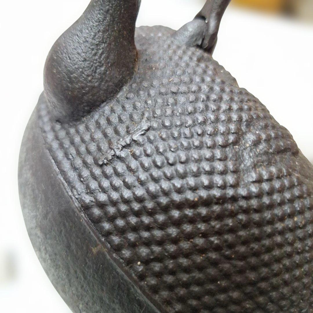 黒い模様付き鉄瓶