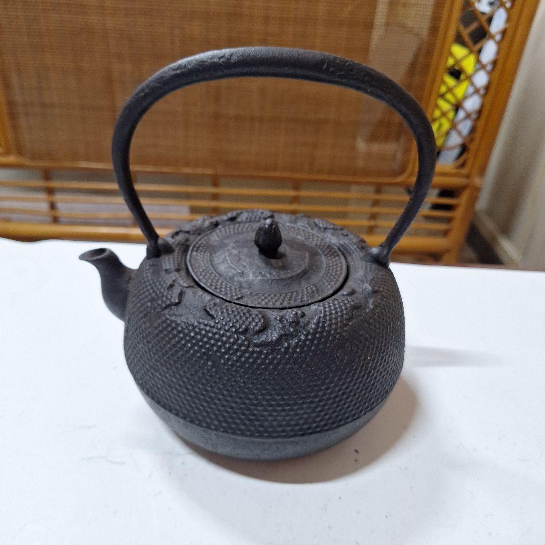 黒い模様付き鉄瓶