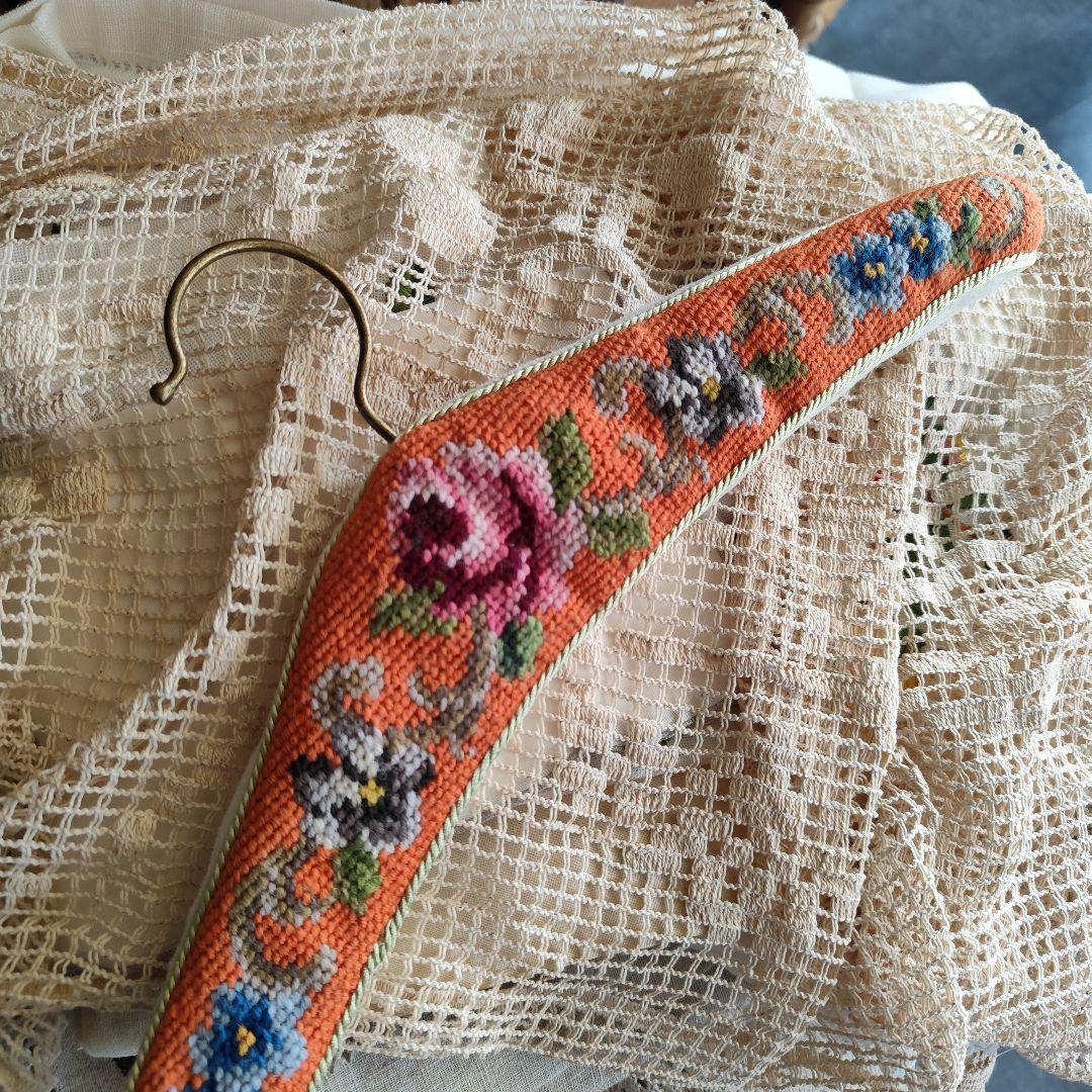 イギリスVintageニードル刺繍ハンガー　お好きな色を選べます♪ 価格は1つ分