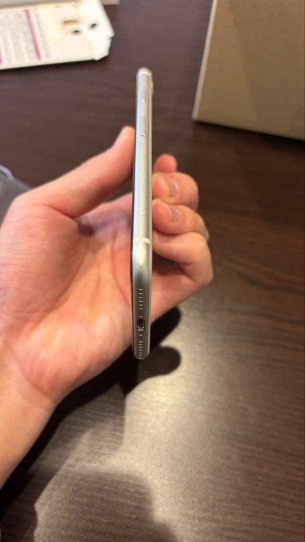 iPhone SE (第3世代) ホワイト SIMフリー　純正イヤホン付き