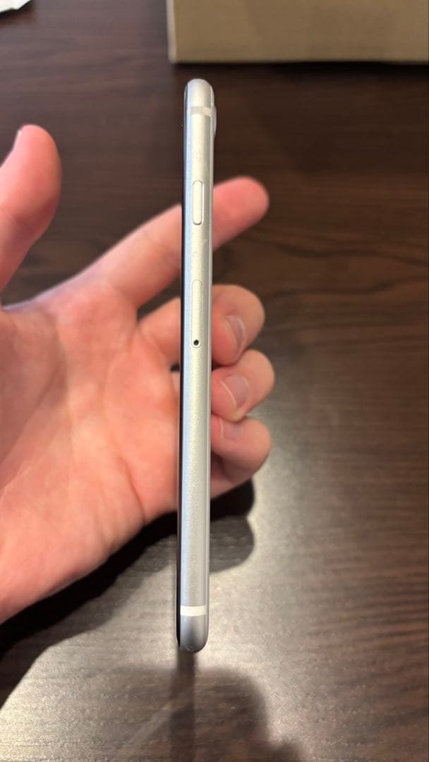 iPhone SE (第3世代) ホワイト SIMフリー　純正イヤホン付き