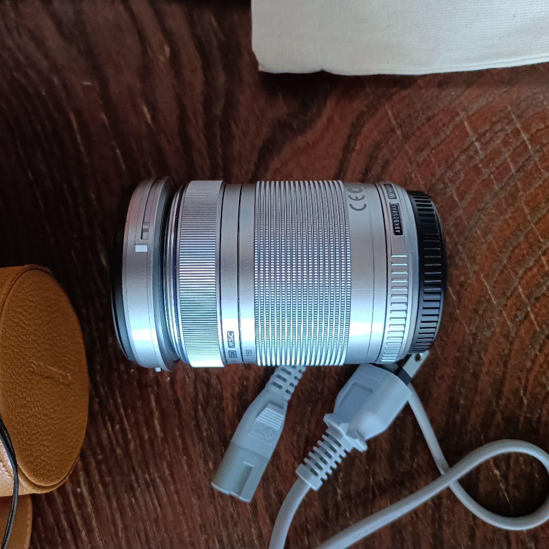 OLYMPUS PEN Lite E-PL7ホワイトミラーレスカメラ望遠、ケース
