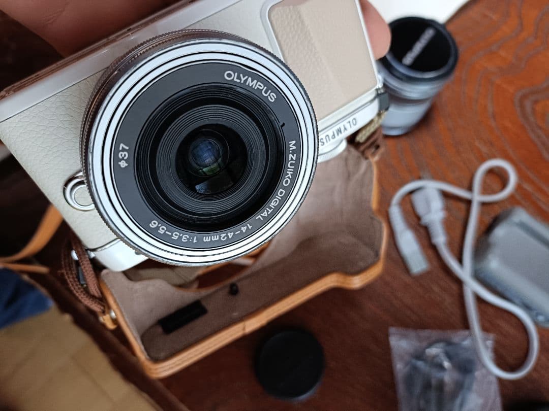 OLYMPUS PEN Lite E-PL7ホワイトミラーレスカメラ望遠、ケース