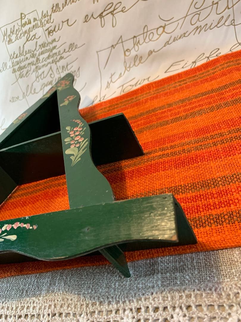 デンマーク製　ビンテージ　伝統的なスタイルの手書きの花柄が可愛い小さな壁掛け！