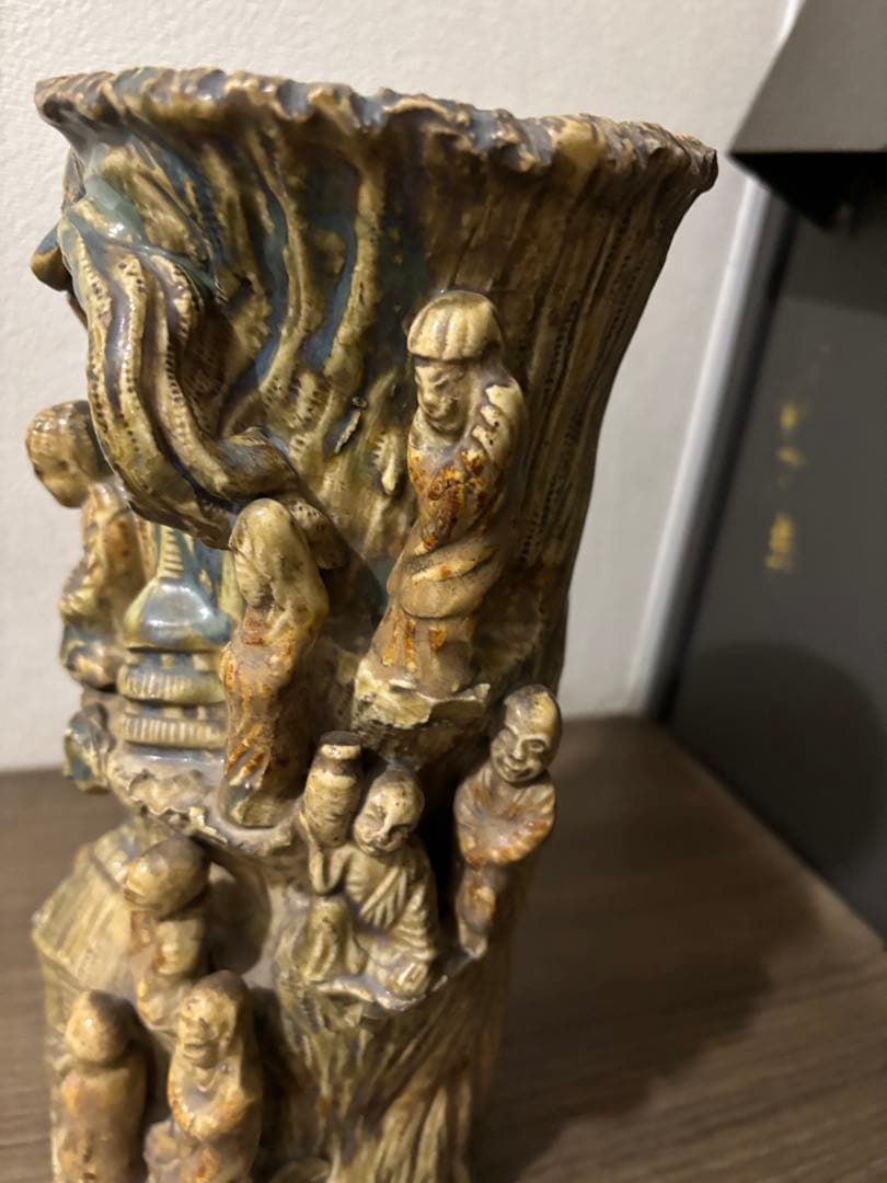 骨董　立体人物多数　陶器　花瓶　大仏様　僧侶　寺院　高さ28cm