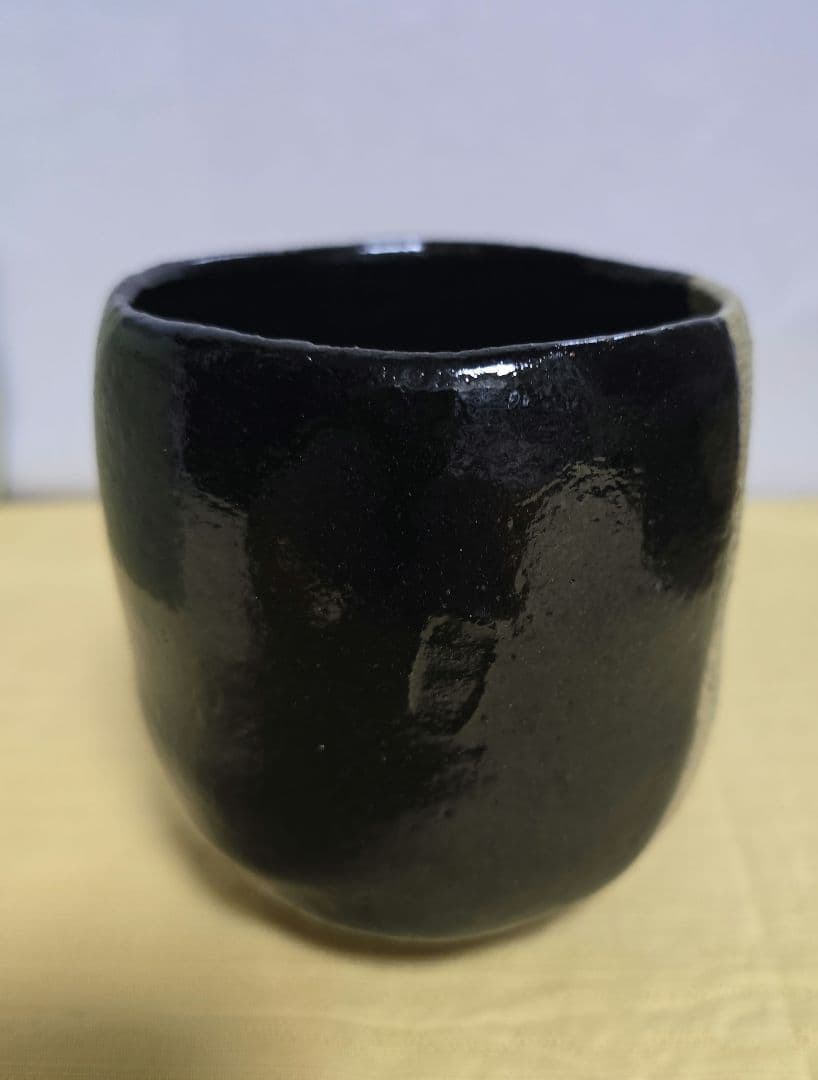 楽焼　黒とベージュのツートンカラー筒茶盌　寒月茶碗　松楽作　黒楽茶碗