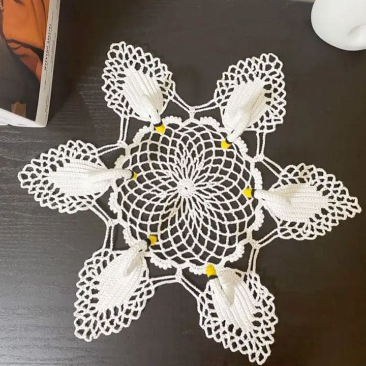 ハンドメイド　レース手編みの立体白鳥ドイリー