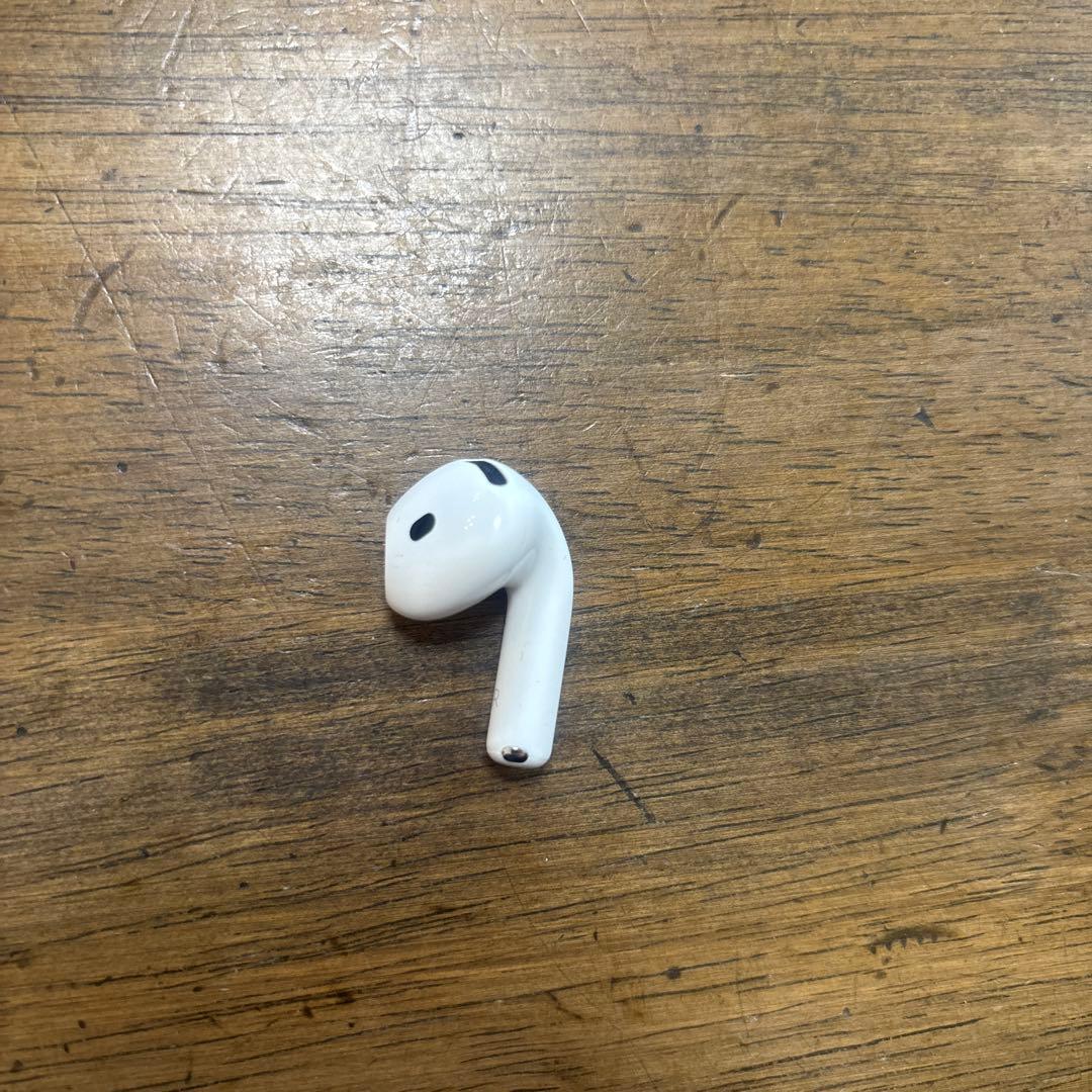 AirPods4 ノイズキャンセリング付き本体 ホワイト 右耳のみ充電ケース付き