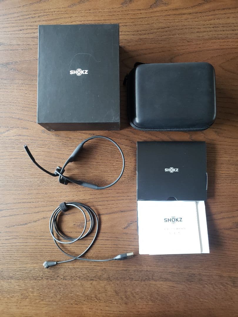 SHOKZ 骨伝導イヤホン本体と付属品　Open Comm Black C102