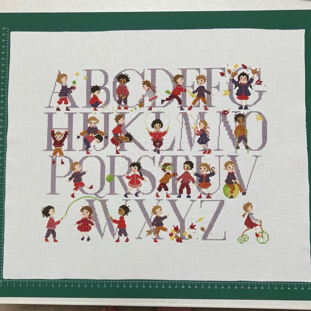 クロスステッチ完成品　サモイロフ　子供たちのABCサンプラー