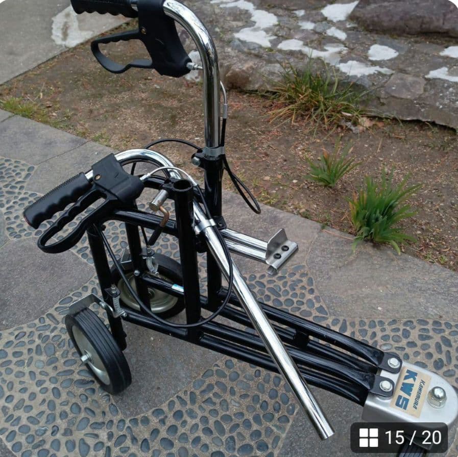 7::::歩行器　歩行補助具　シルバー　3輪　カワムラ　リハビリ　折り畳み