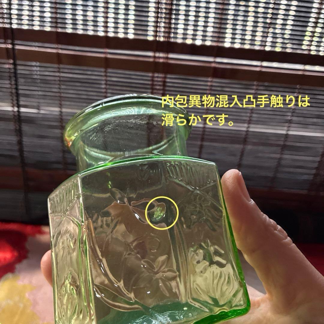 骨董　時代ガラス　希少　若草色菖蒲紋　植物綴り　八角プレス　極小　飴屋瓶　菓子入