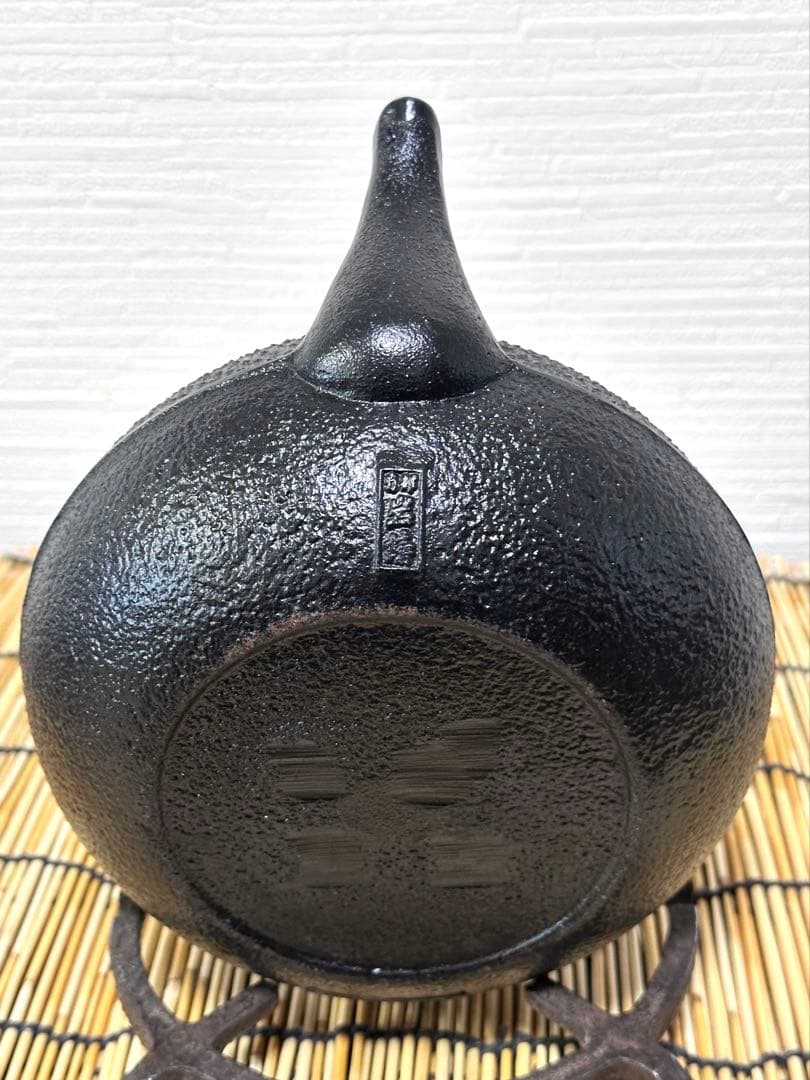 未使用品相当　南部岩鋳造　１２型アラレ　南部鉄瓶　南部鉄器　鉄瓶