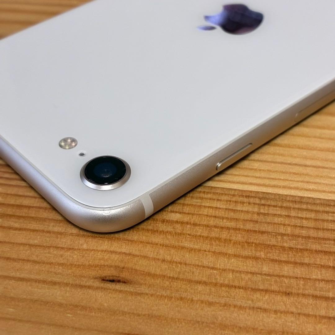 た*ろ様 バッテリー新品　iPhoneSE第3世代64GB SIMフリー　美品