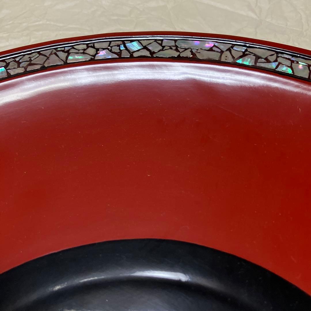 赤黒漆塗りに螺鈿装飾された丸盆