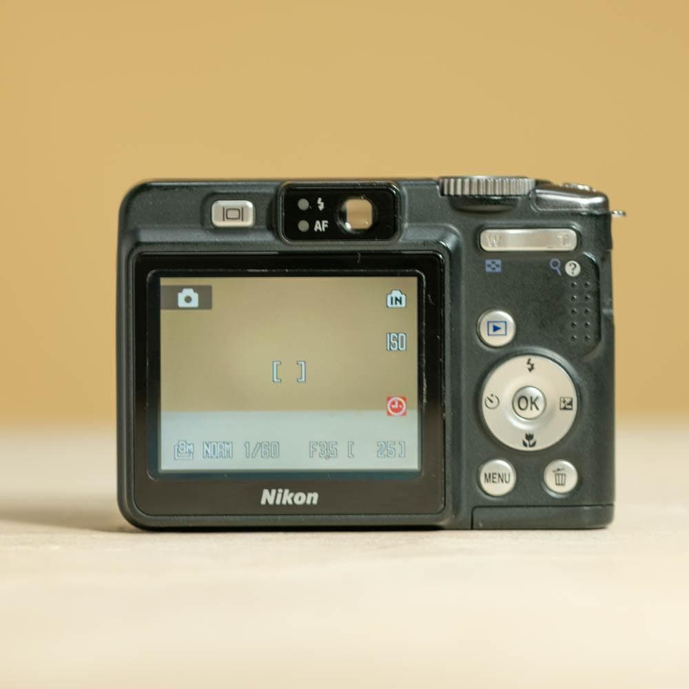 【訳アリ】Nikon COOLPIX P50 ブラック スマホ転送OK　単3電池