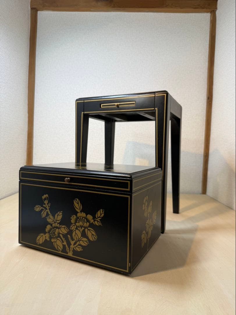 黒漆塗　金彩　台付収納ケース