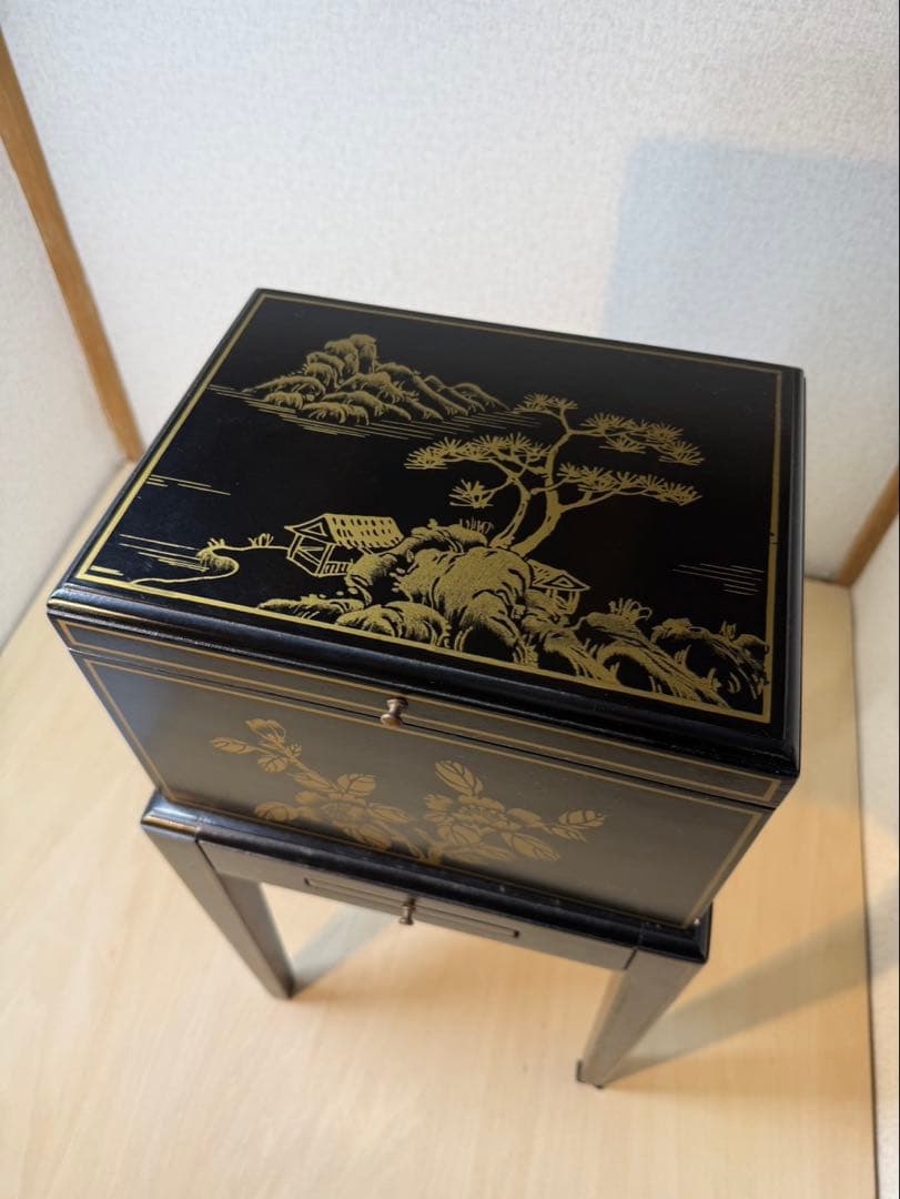 黒漆塗　金彩　台付収納ケース