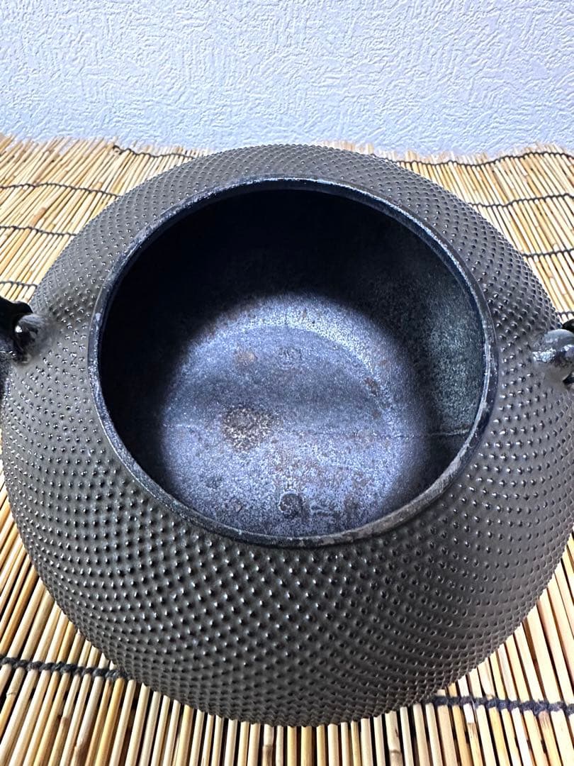 ＵＳＥＤ、良品、供箱付　南部秀山堂 南部伝統工芸士 佐藤 勝弘造アラレ 南部鉄瓶