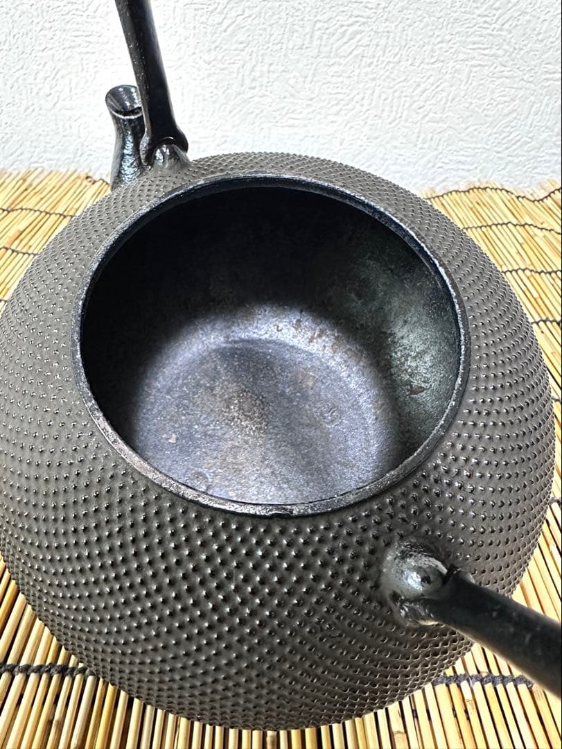 ＵＳＥＤ、良品、供箱付　南部秀山堂 南部伝統工芸士 佐藤 勝弘造アラレ 南部鉄瓶