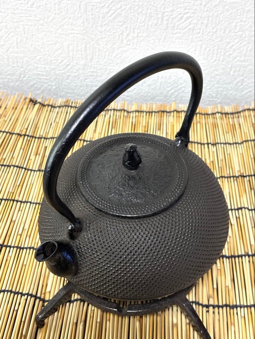 ＵＳＥＤ、良品、供箱付　南部秀山堂 南部伝統工芸士 佐藤 勝弘造アラレ 南部鉄瓶