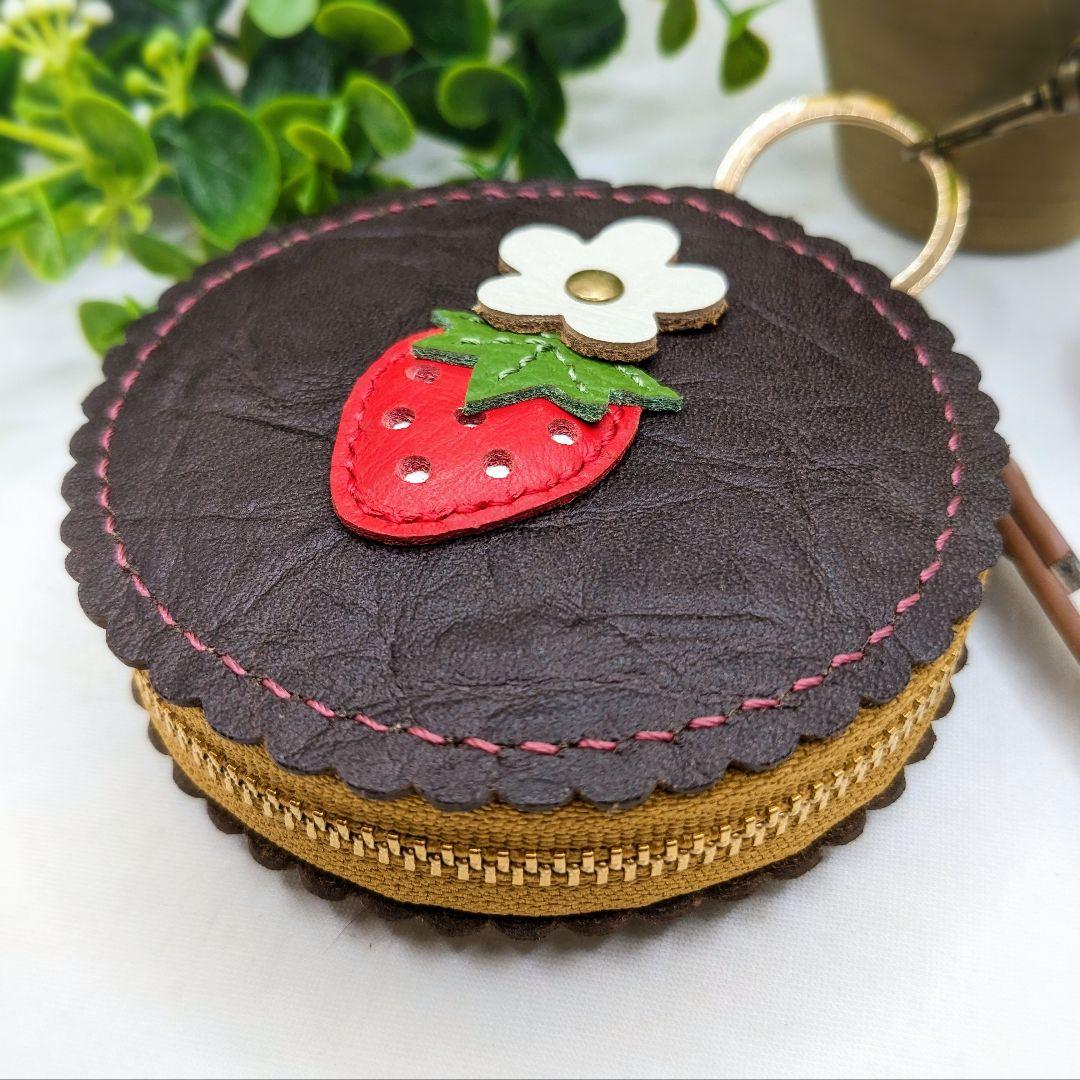 スマートキー・キーケース/チョコパイ型【チビうさと真っ赤なイチゴ♡】