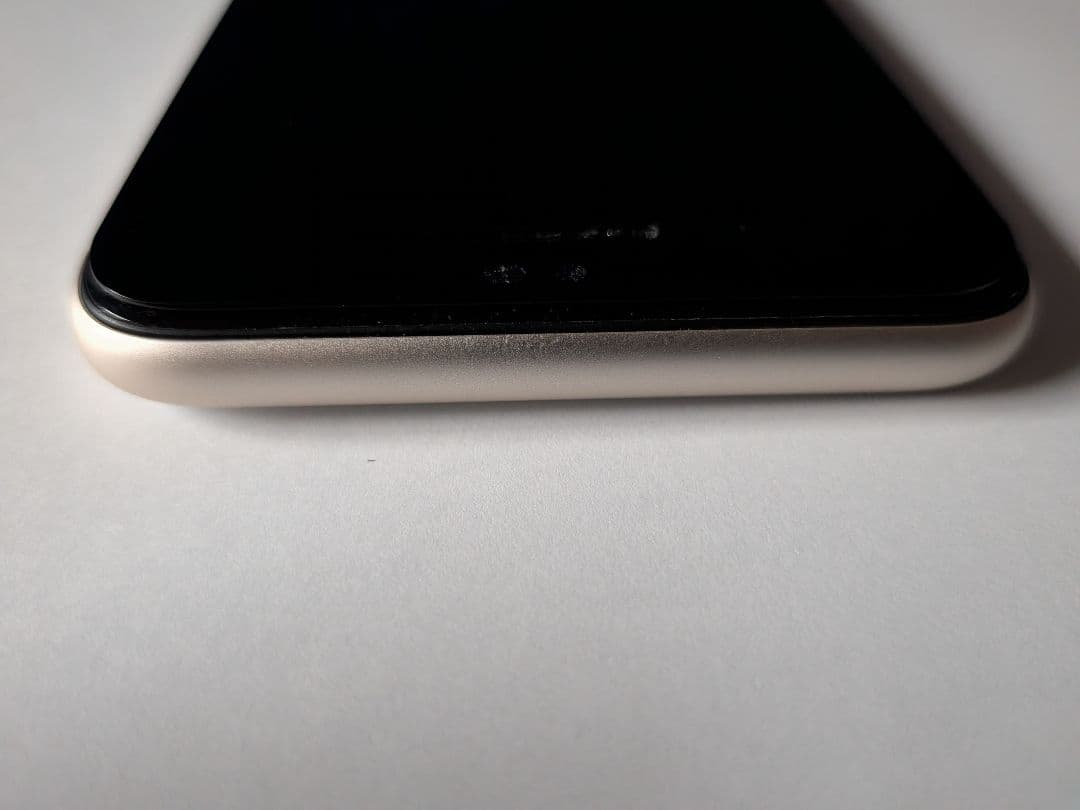 iPhone SE3 128GB ホワイト SIMフリー 美品 ケース付